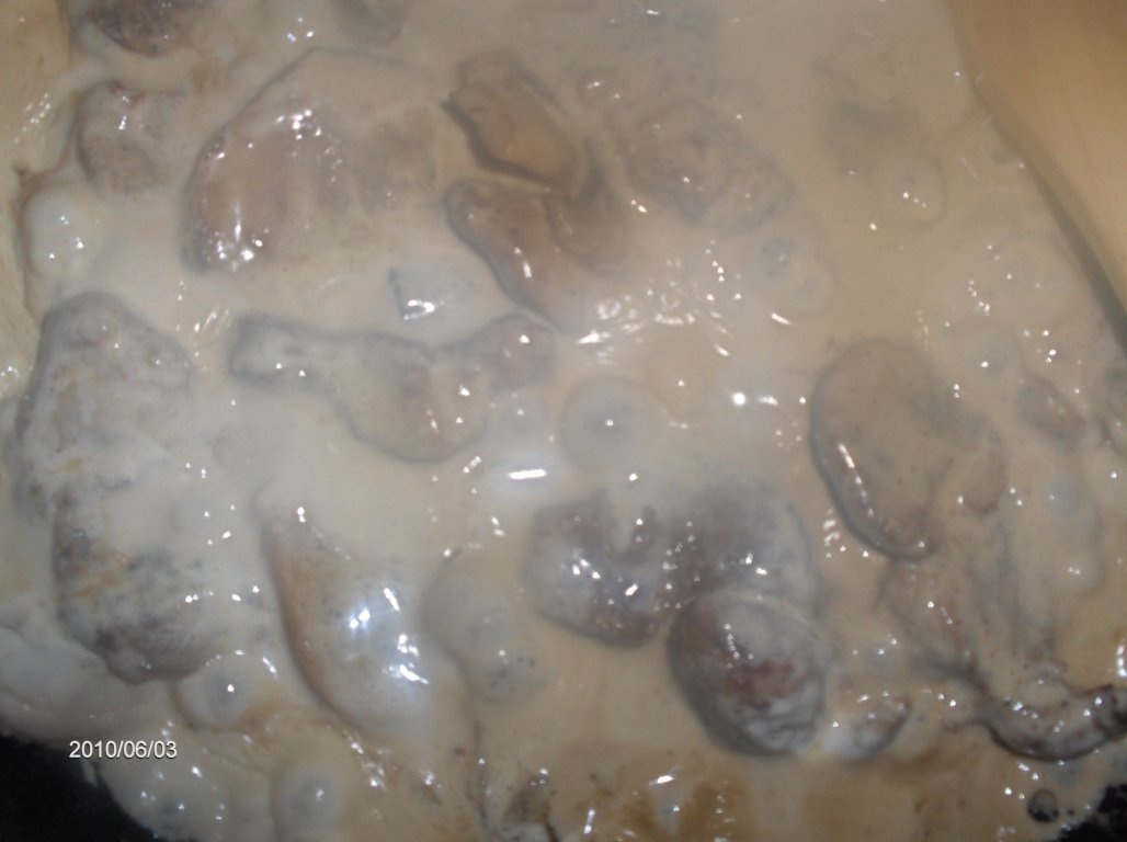 Snitele cu sos de smântânã si ciuperci(Bifinhos c/cogumelos)