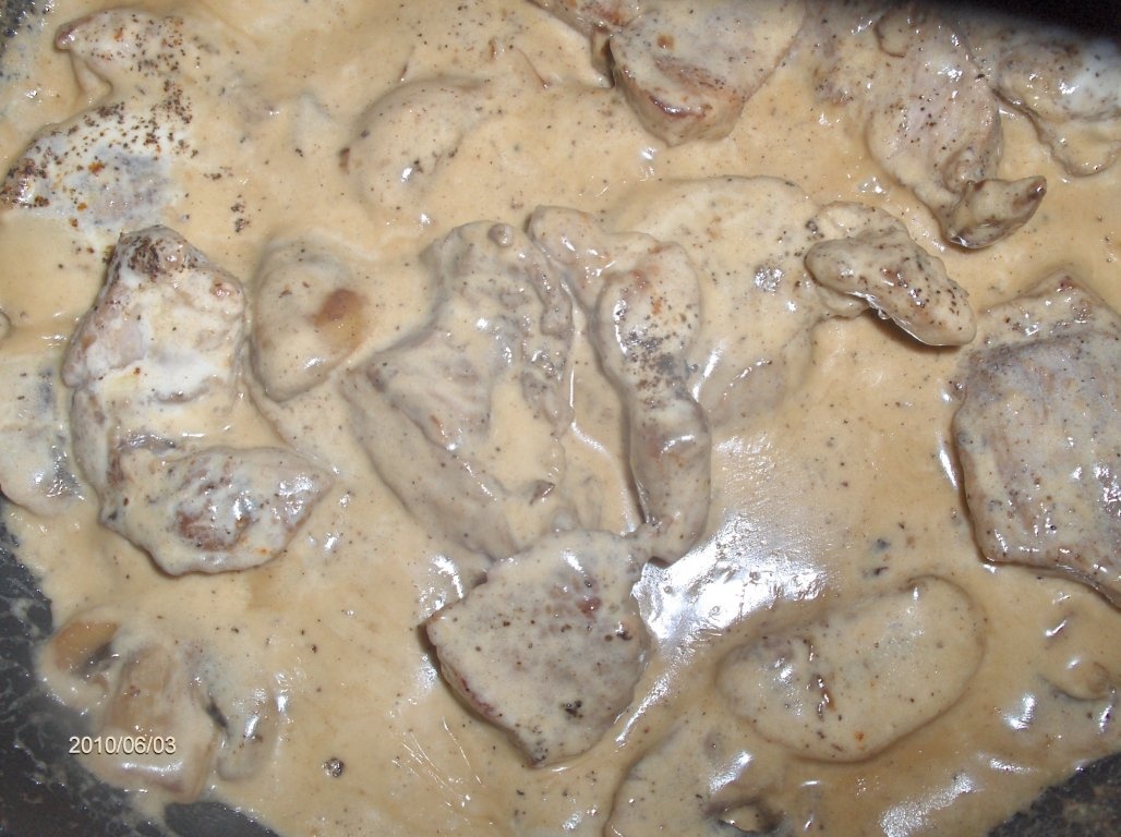 Snitele cu sos de smântânã si ciuperci(Bifinhos c/cogumelos)