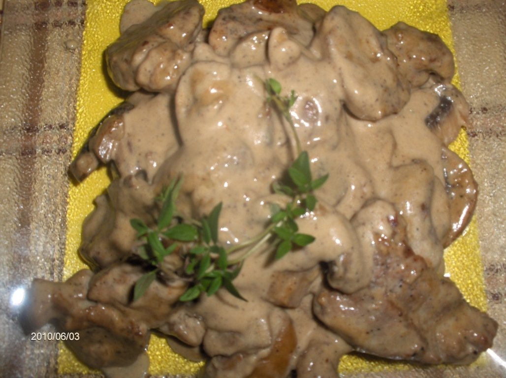 Snitele cu sos de smântânã si ciuperci(Bifinhos c/cogumelos)