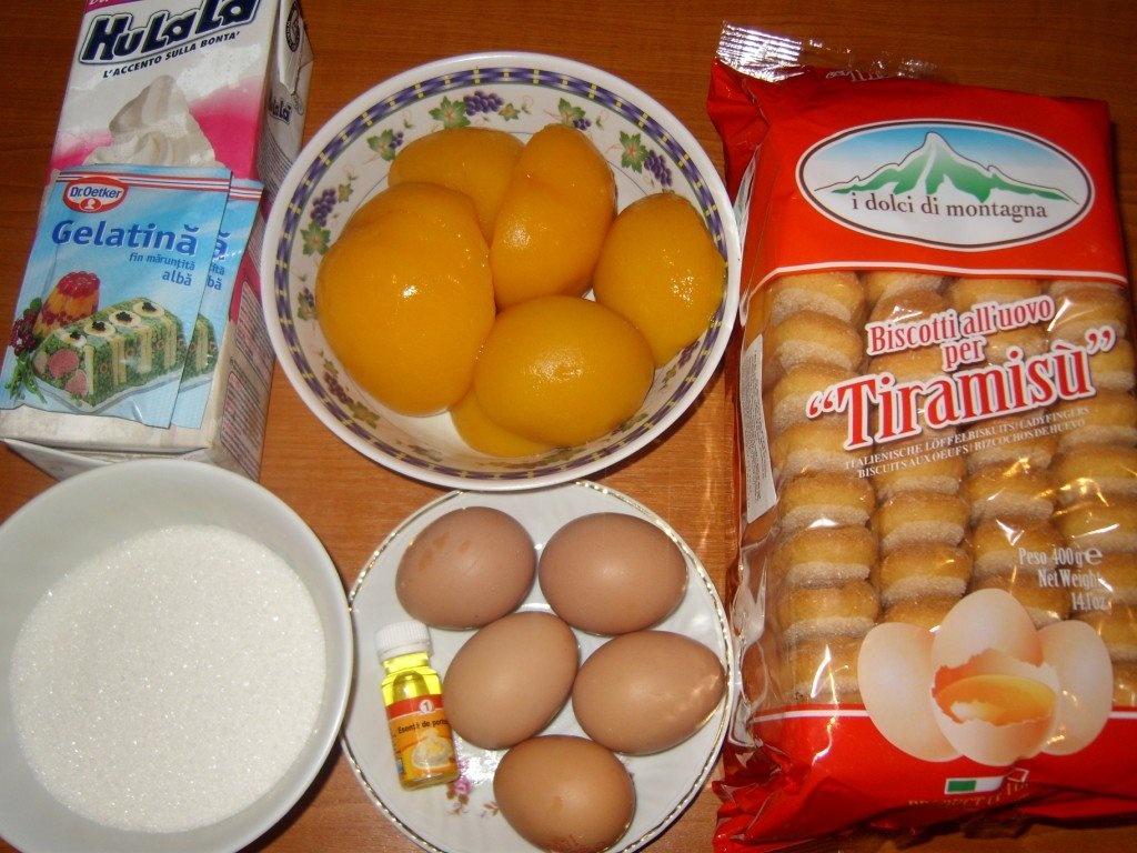 Tort cu mousse de piersici.