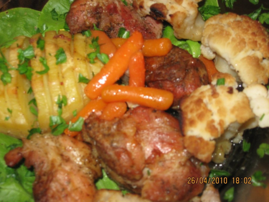 Cuburi de pulpa de porc cu legume la cuptor