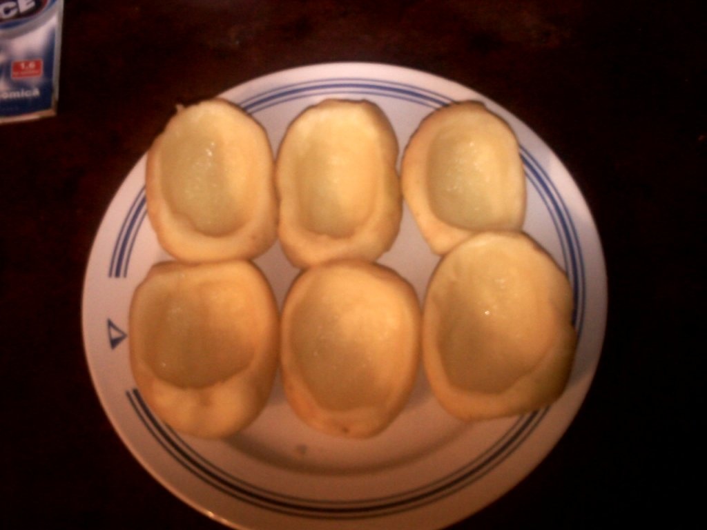 Barcute din cartofi,umplute cu urda