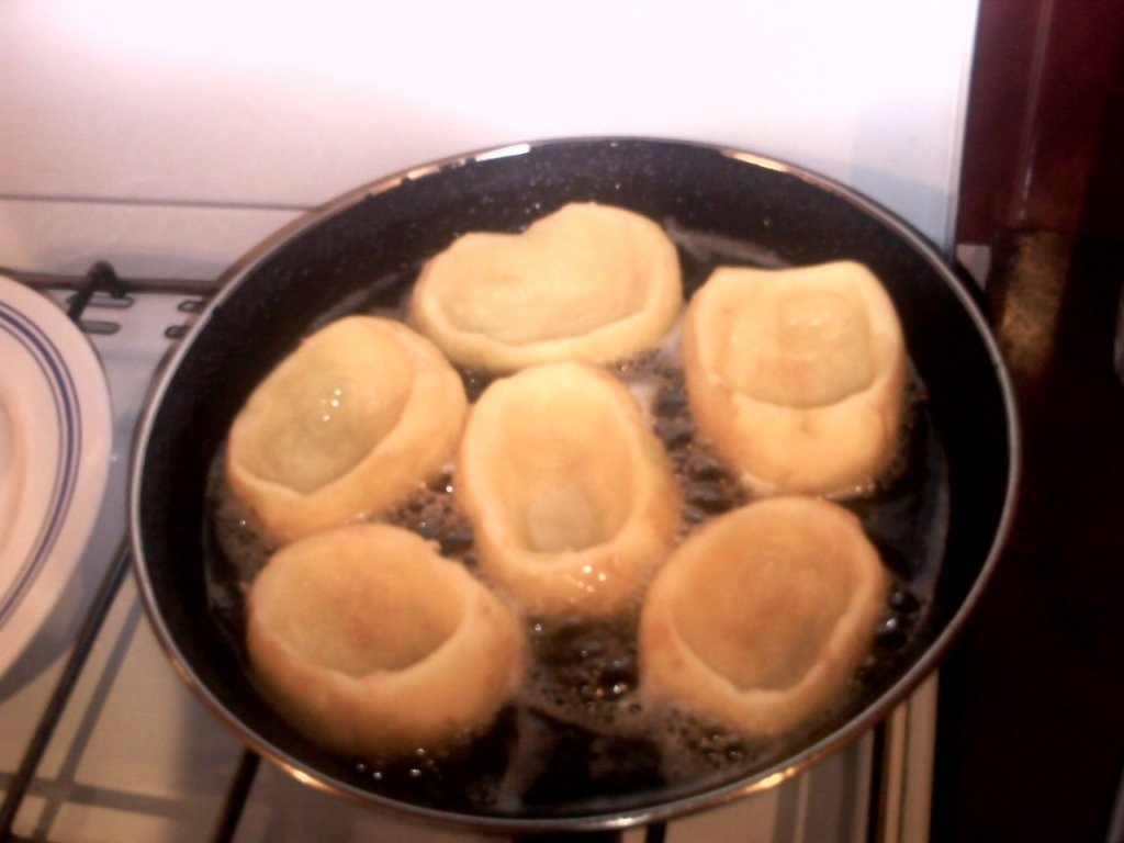 Barcute din cartofi,umplute cu urda