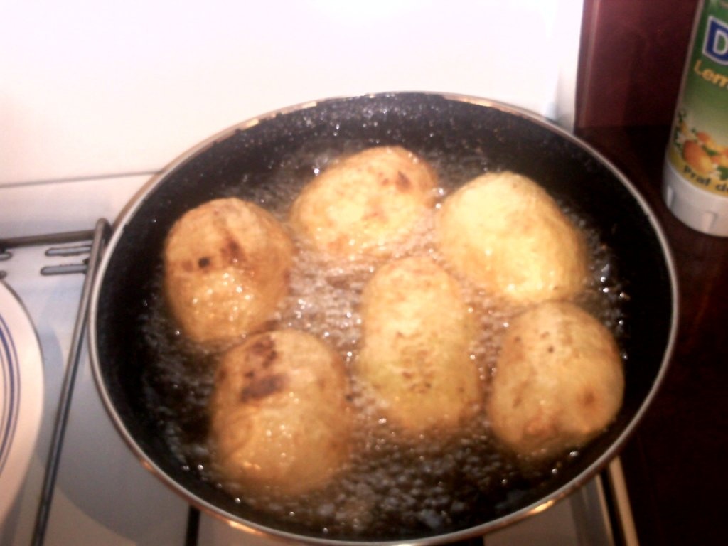 Barcute din cartofi,umplute cu urda