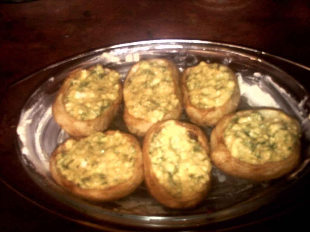 Barcute din cartofi,umplute cu urda