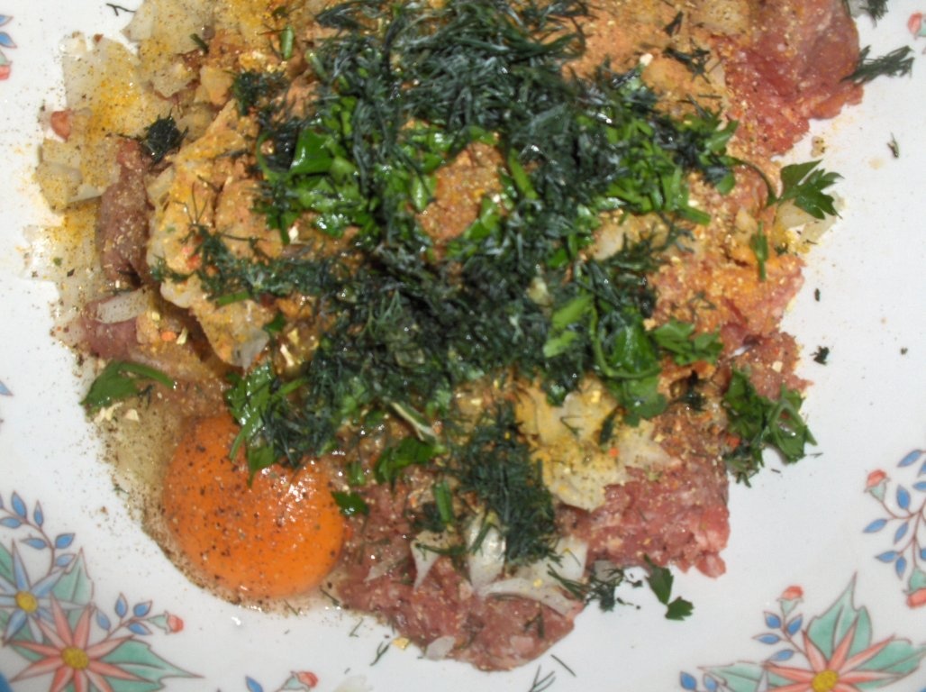 Chiftele aromate in sos de rosii  cu piure de broccoli (Almôndegas com puré de brócolos)