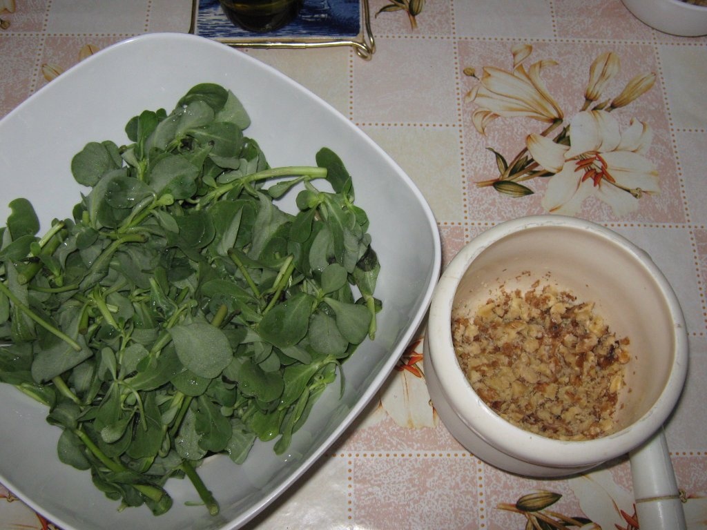 Salata de laptuci cu ceapa verde si nuci