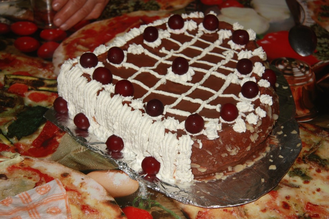 Tort cu visine in forma de inima