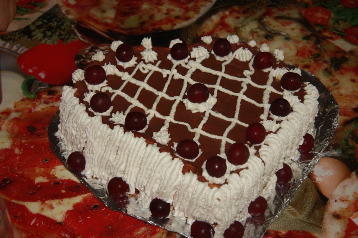 Tort cu visine in forma de inima