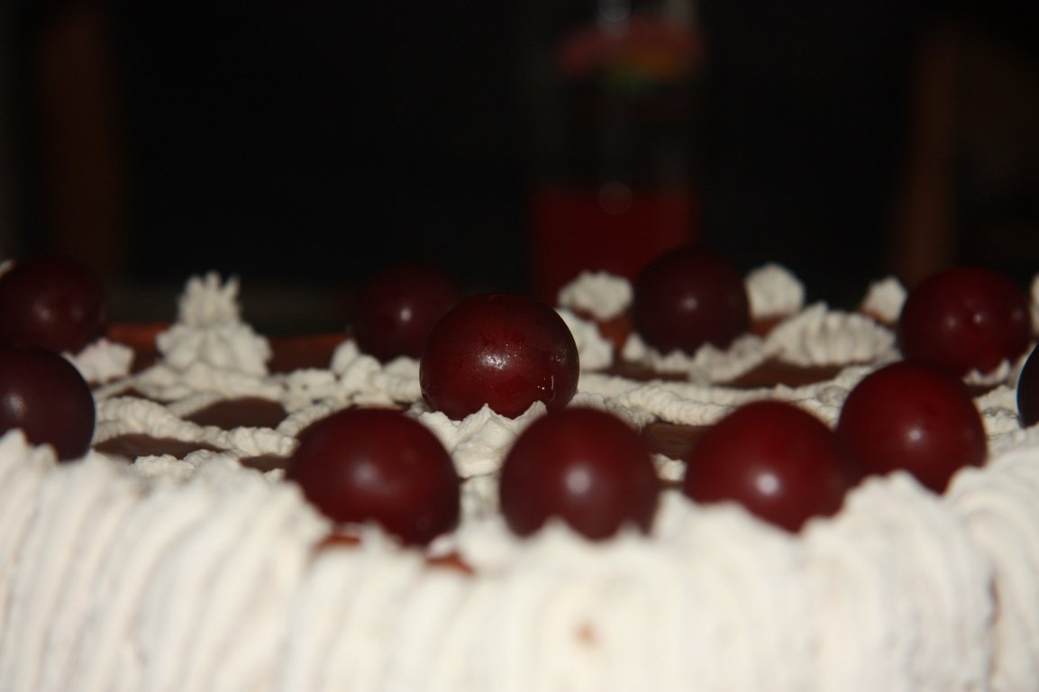 Tort cu visine in forma de inima