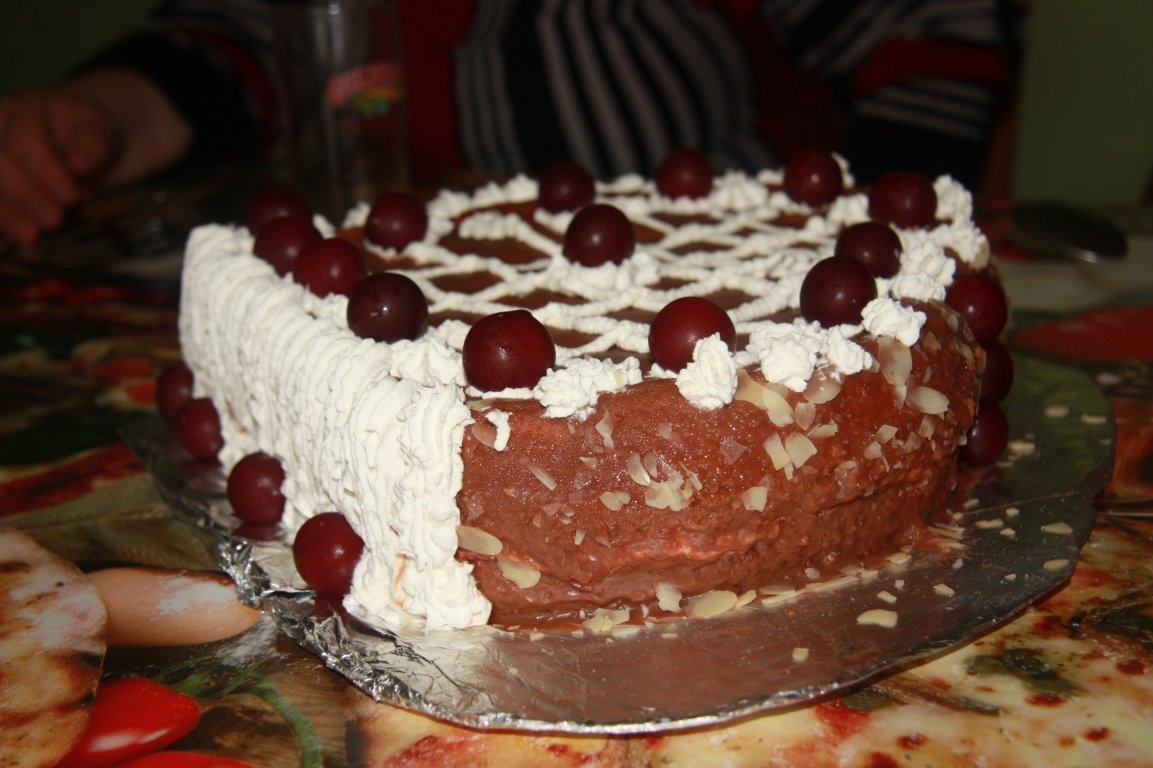 Tort cu visine in forma de inima