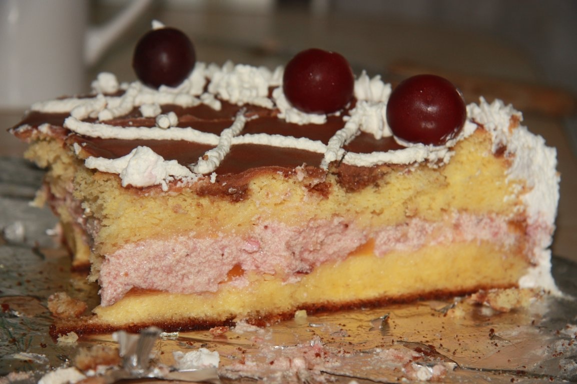 Tort cu visine in forma de inima