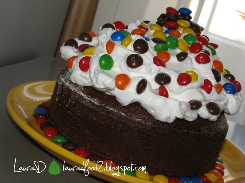 Chec cu frisca si bomboane M&Ms