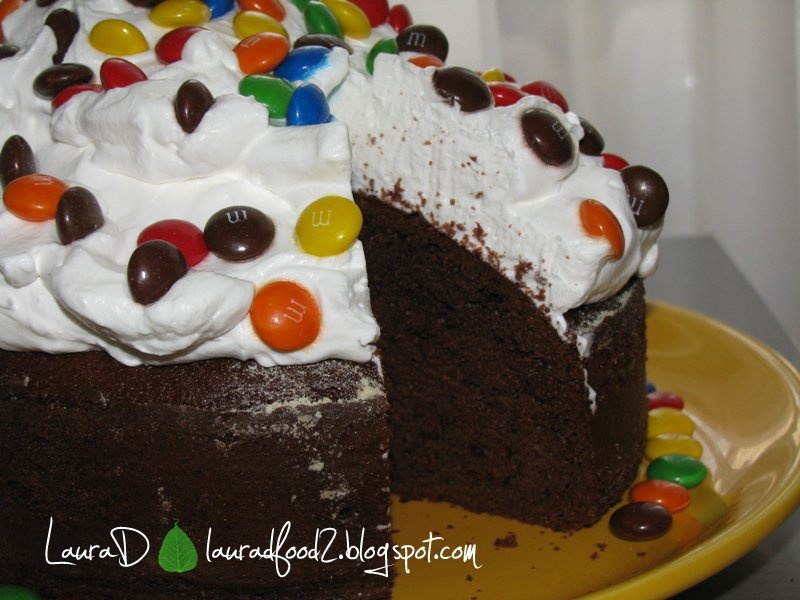 Chec cu frisca si bomboane M&Ms