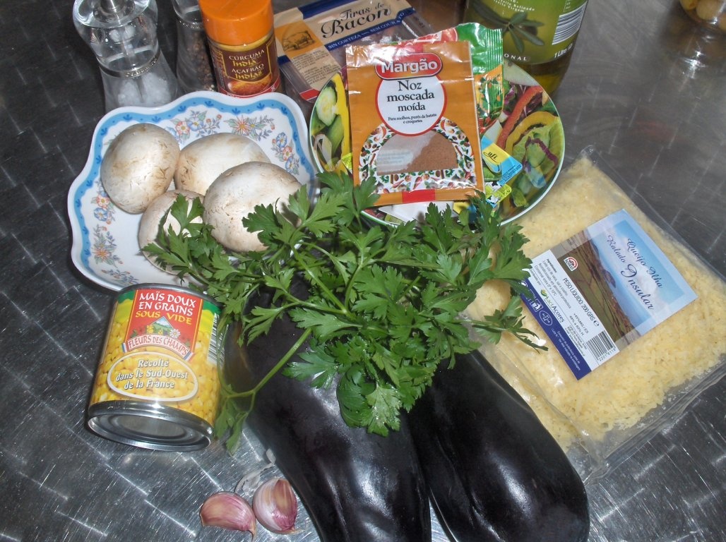 Vinete umplute cu ciuperci si garniturã de cartofii aromati  (Beringelas recheadas com cogumelos)