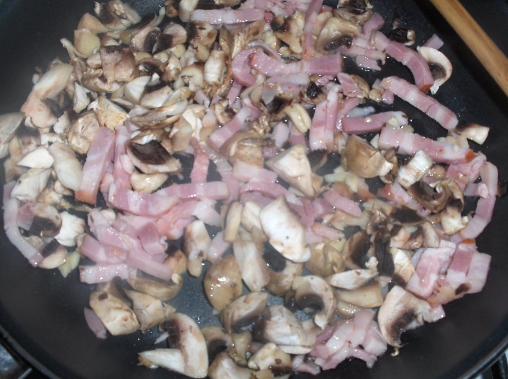 Vinete umplute cu ciuperci si garniturã de cartofii aromati  (Beringelas recheadas com cogumelos)