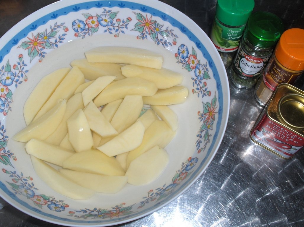 Vinete umplute cu ciuperci si garniturã de cartofii aromati  (Beringelas recheadas com cogumelos)