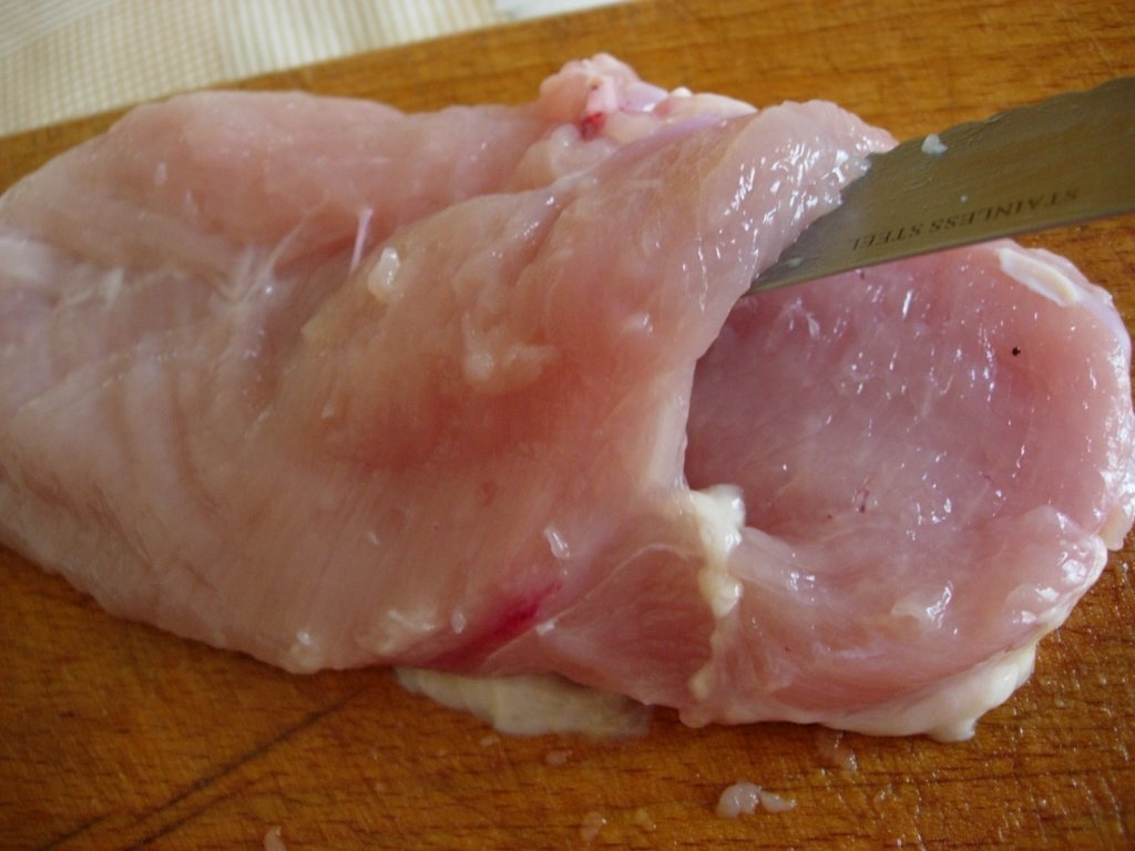 Piept de pui cu alune si patrunjel