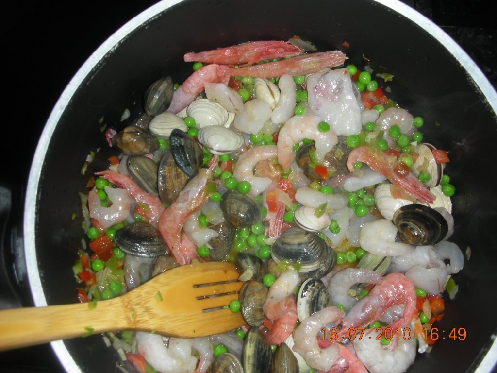 Paella cu fructe de mare
