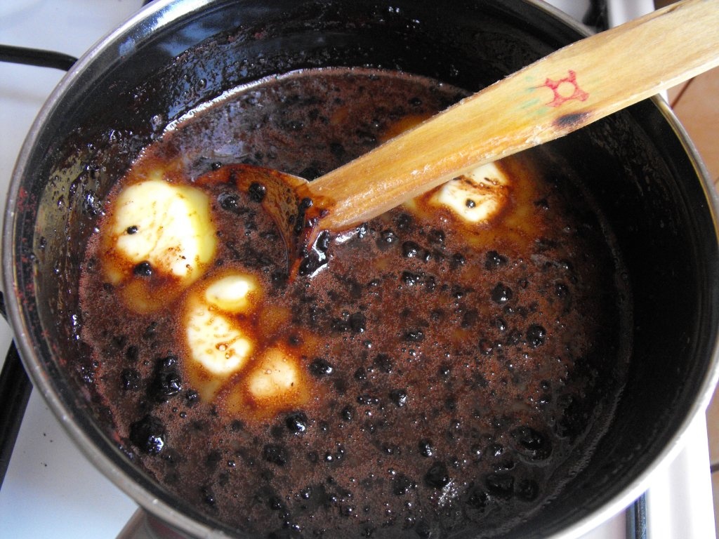 Negresa cu dulceata de cirese amare