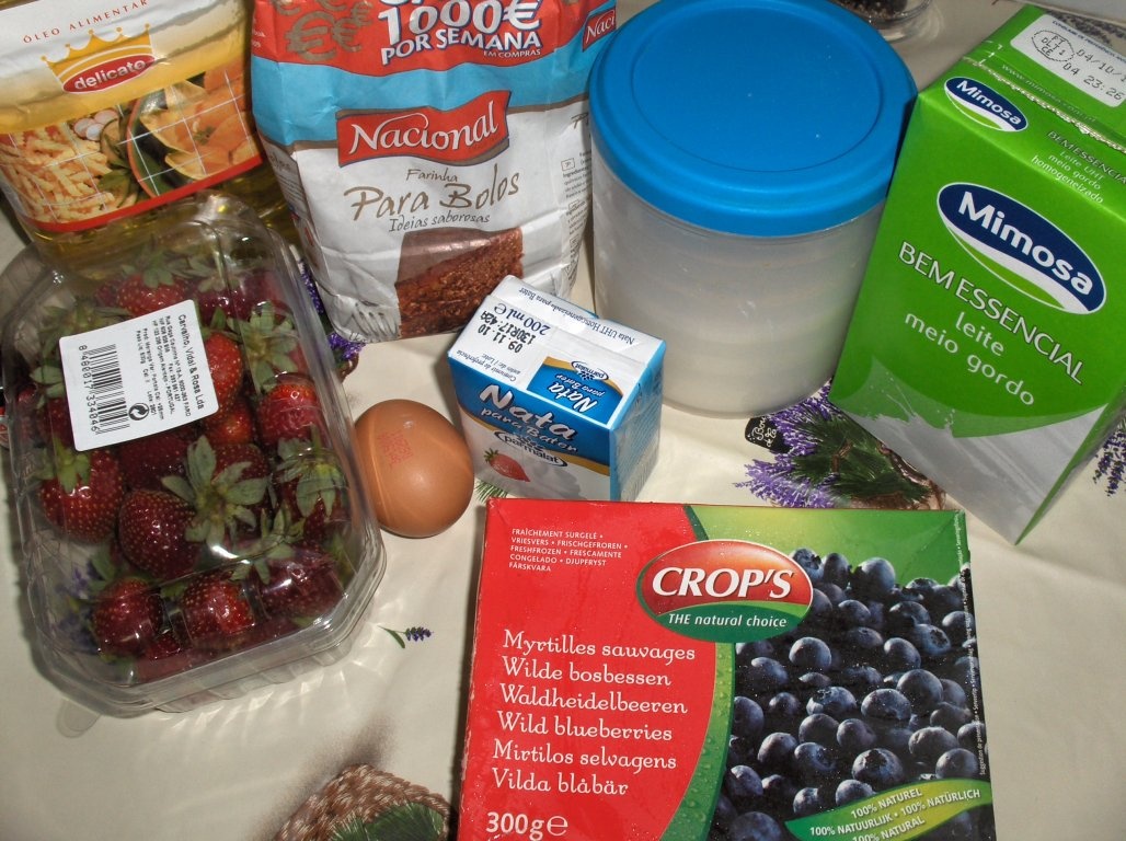 Clãtite de afine cu mousse de cãpsuni (Crepes de mirtilos recheados c/ mousse de morangos)