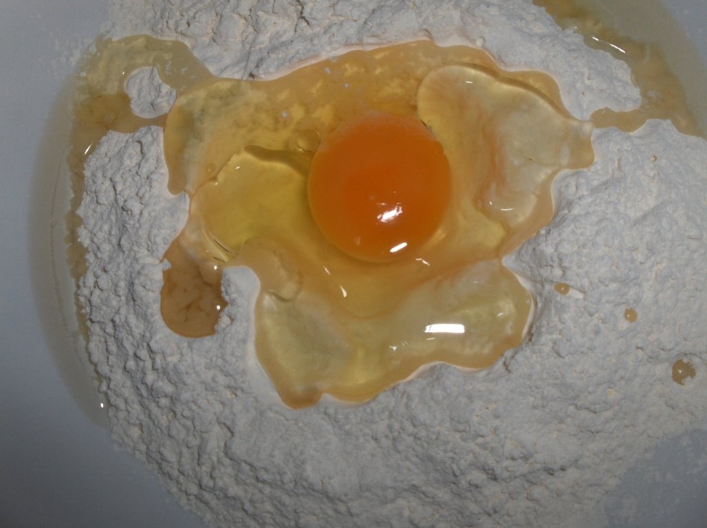 Clãtite de afine cu mousse de cãpsuni (Crepes de mirtilos recheados c/ mousse de morangos)