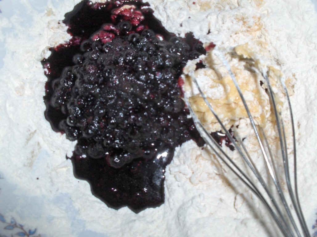 Clãtite de afine cu mousse de cãpsuni (Crepes de mirtilos recheados c/ mousse de morangos)