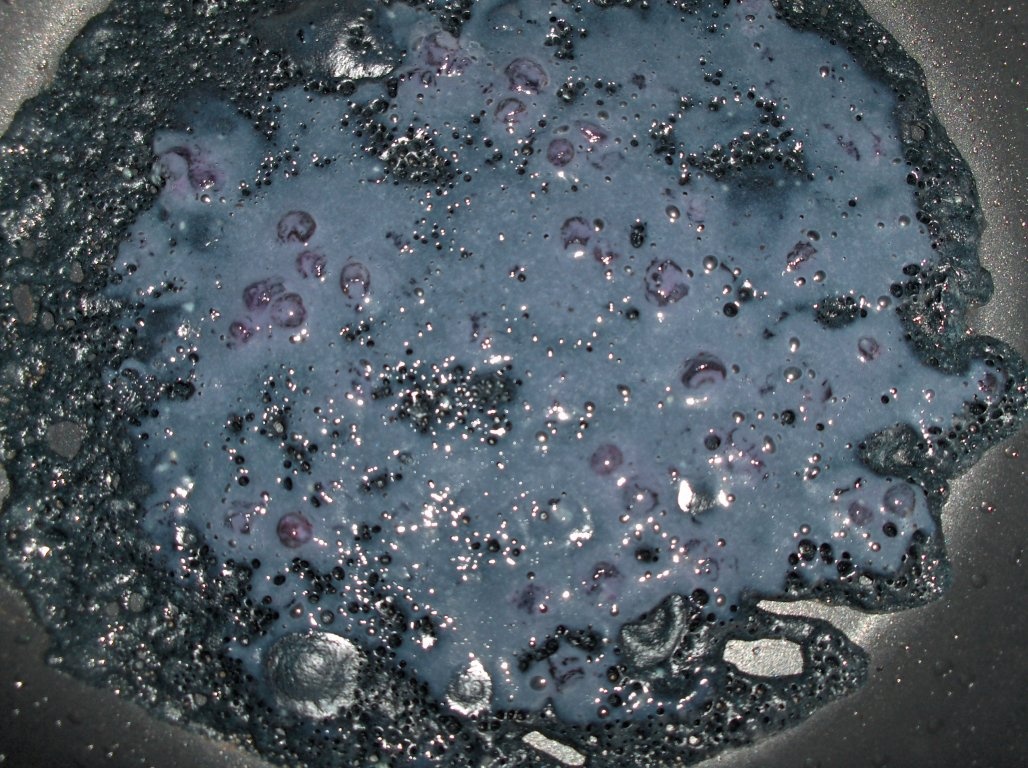 Clãtite de afine cu mousse de cãpsuni (Crepes de mirtilos recheados c/ mousse de morangos)