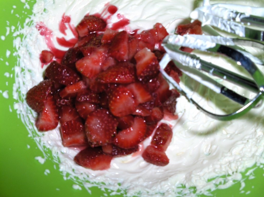 Clãtite de afine cu mousse de cãpsuni (Crepes de mirtilos recheados c/ mousse de morangos)