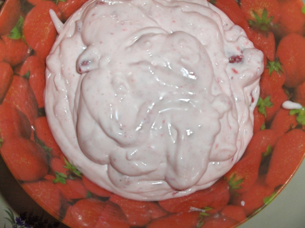 Clãtite de afine cu mousse de cãpsuni (Crepes de mirtilos recheados c/ mousse de morangos)