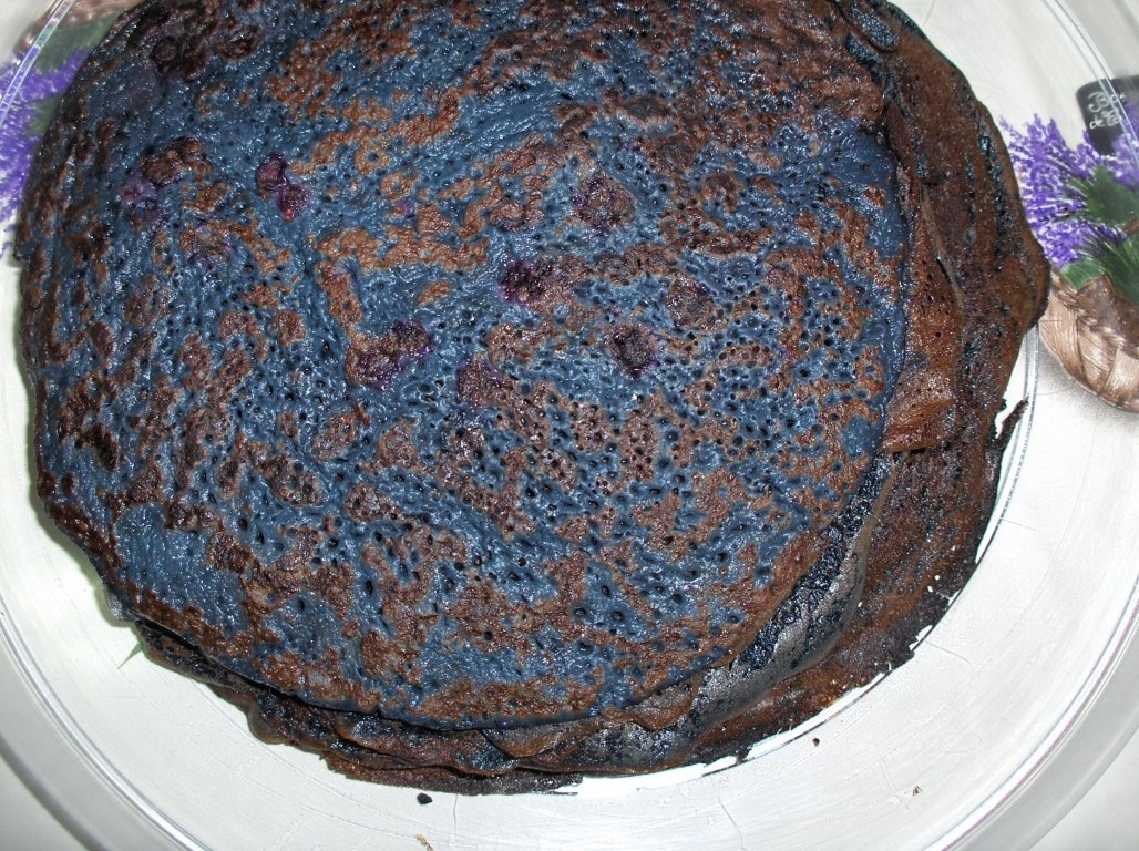 Clãtite de afine cu mousse de cãpsuni (Crepes de mirtilos recheados c/ mousse de morangos)