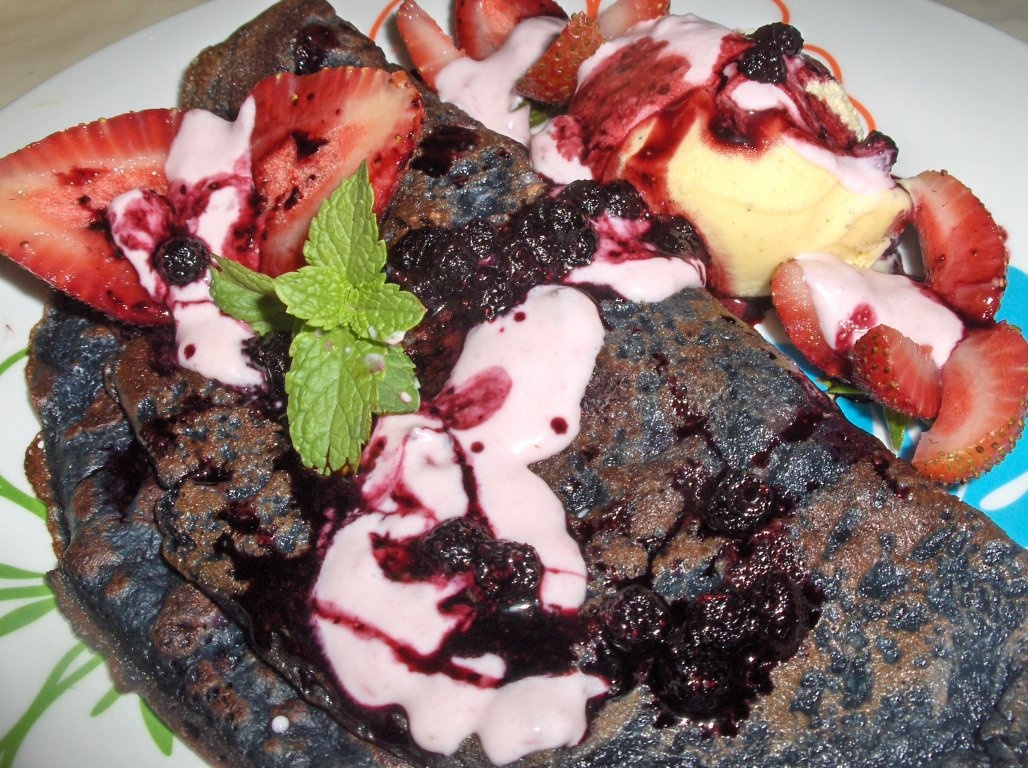 Clãtite de afine cu mousse de cãpsuni (Crepes de mirtilos recheados c/ mousse de morangos)