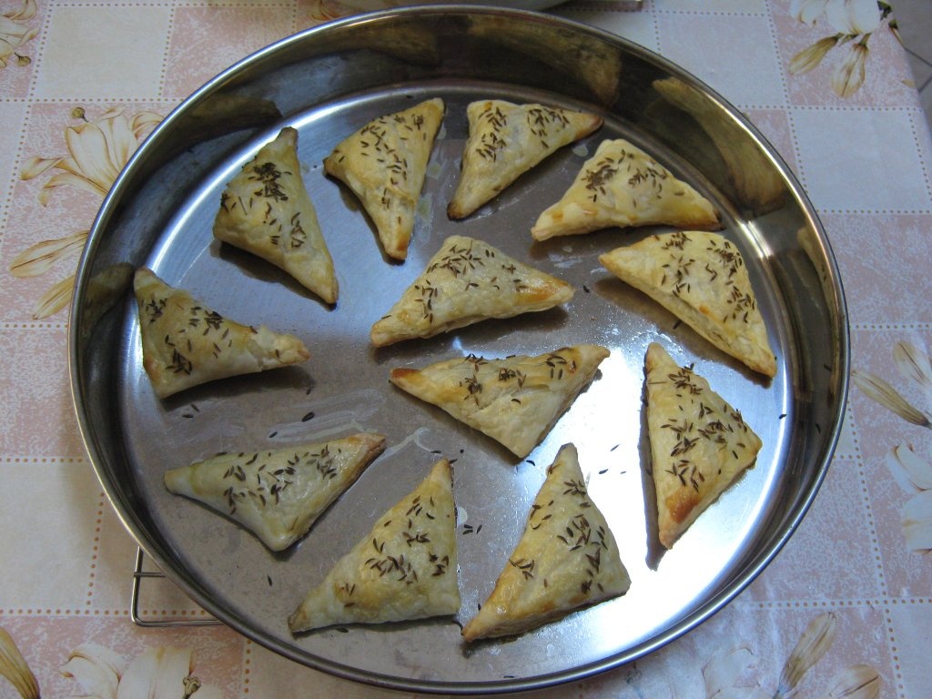 Pateuri cu telemea de oaie  si za’atar-Pateuri cu carne-specific tarilor arabe