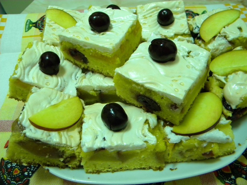 Prajitura cu fructe si bezea