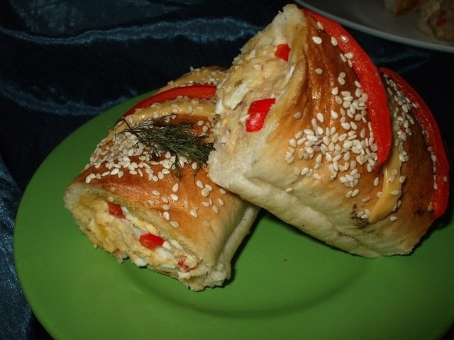 Bagheta umpluta cu pasta de branza/pasta cu peste