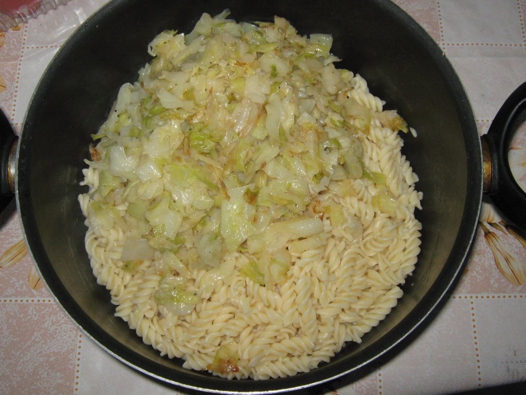 Macaroane spirale cu varza