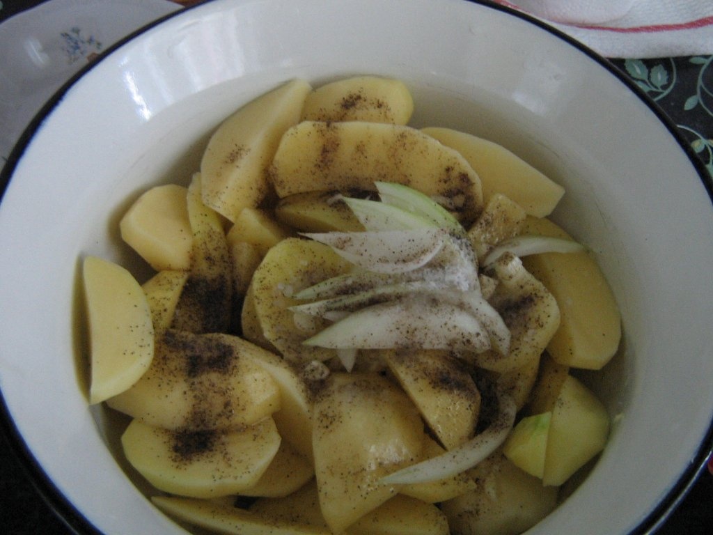 Cartofi taranesti cu pui la cuptor