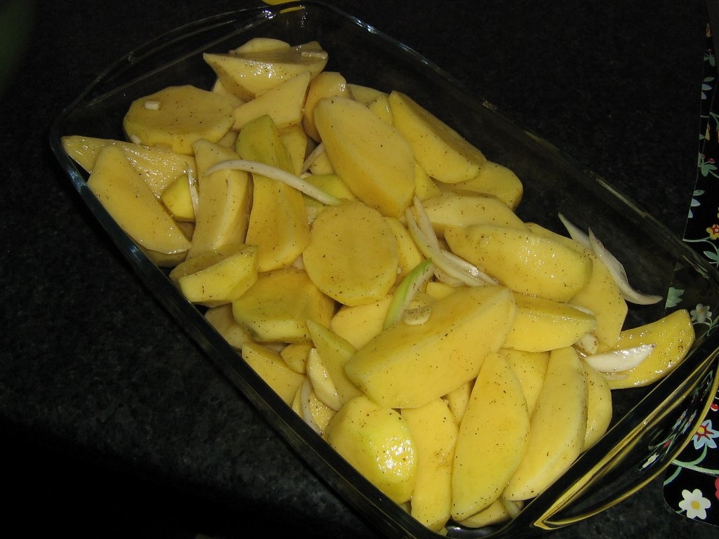 Cartofi taranesti cu pui la cuptor