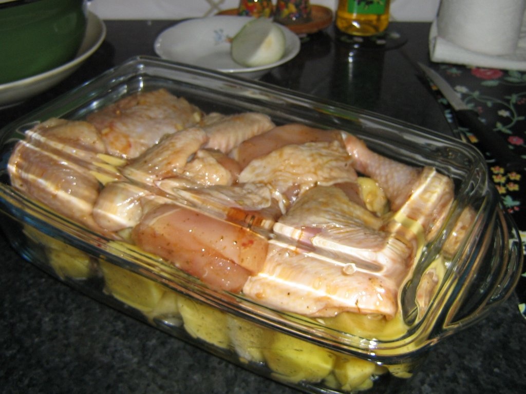 Cartofi taranesti cu pui la cuptor