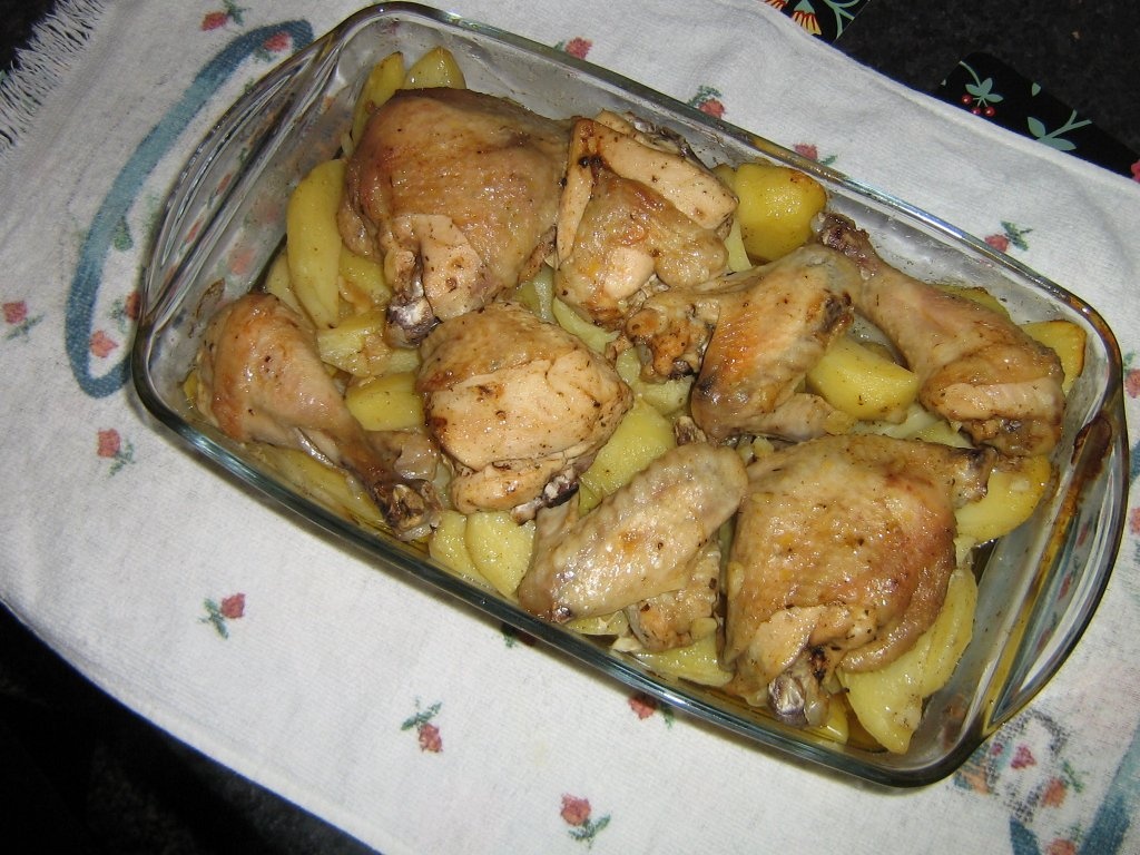 Cartofi taranesti cu pui la cuptor