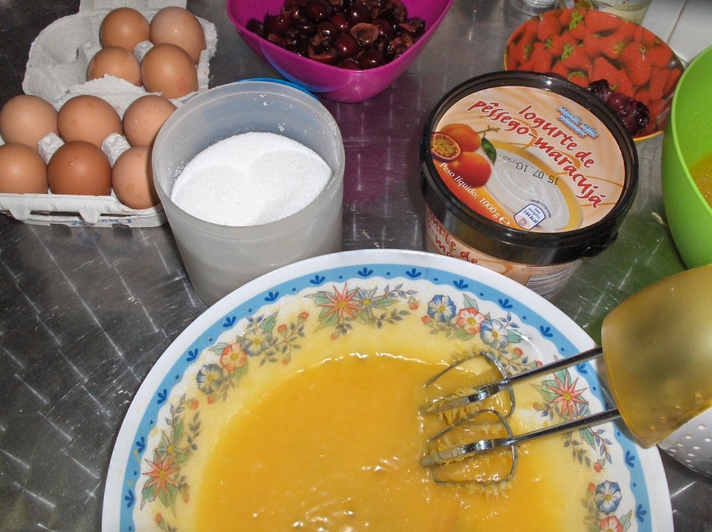 Chec de iaurt  cu cirese si fructe de pãdure