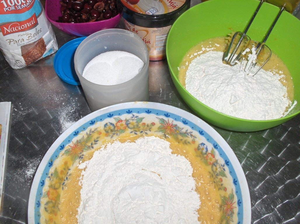 Chec de iaurt  cu cirese si fructe de pãdure