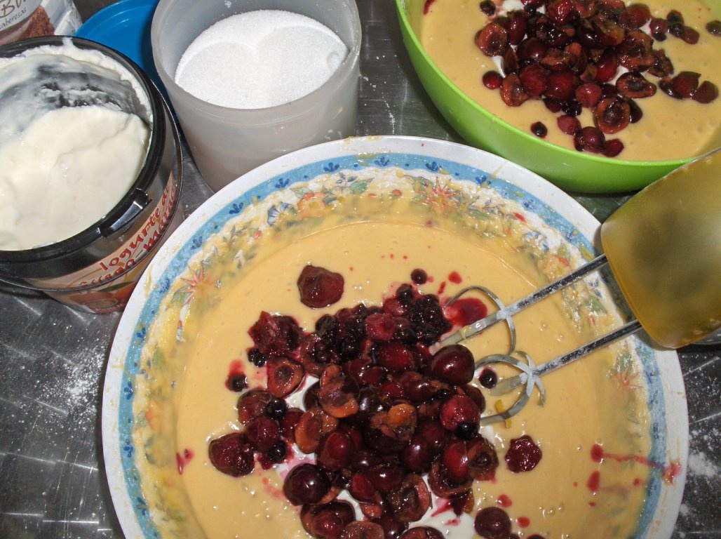 Chec de iaurt  cu cirese si fructe de pãdure