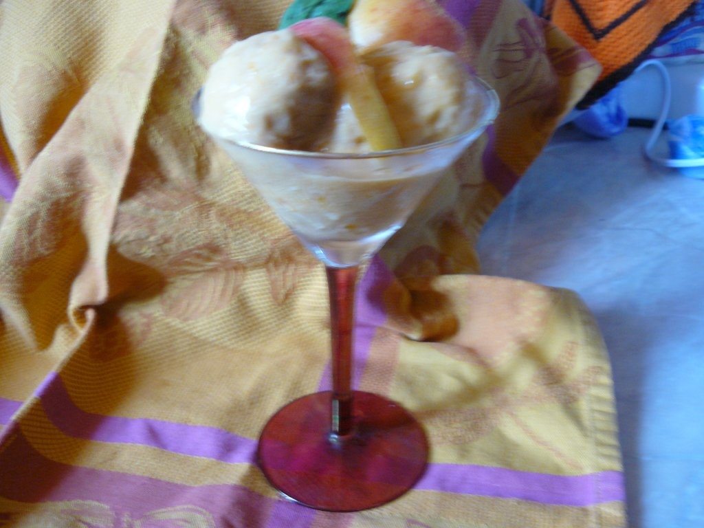 Ingheţată cu spumă de la dulceaţa de caise