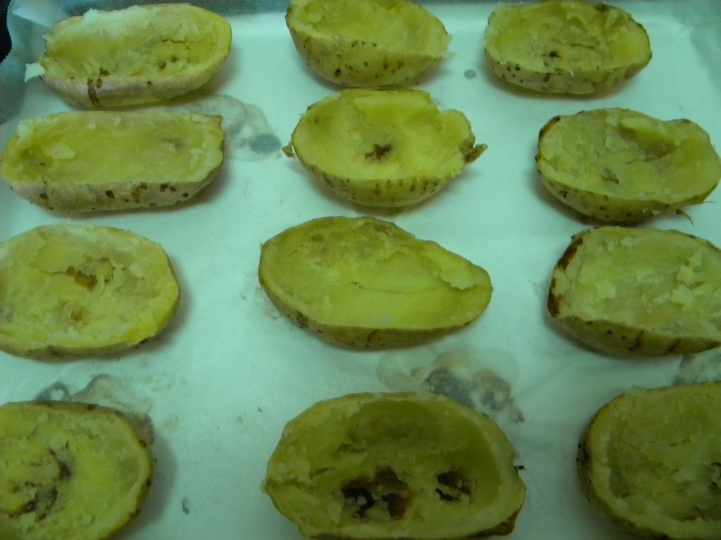 Cartofi copti umpluti cu branza