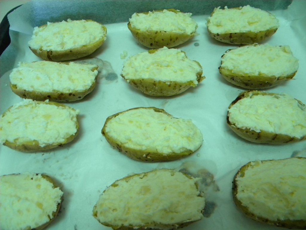 Cartofi copti umpluti cu branza