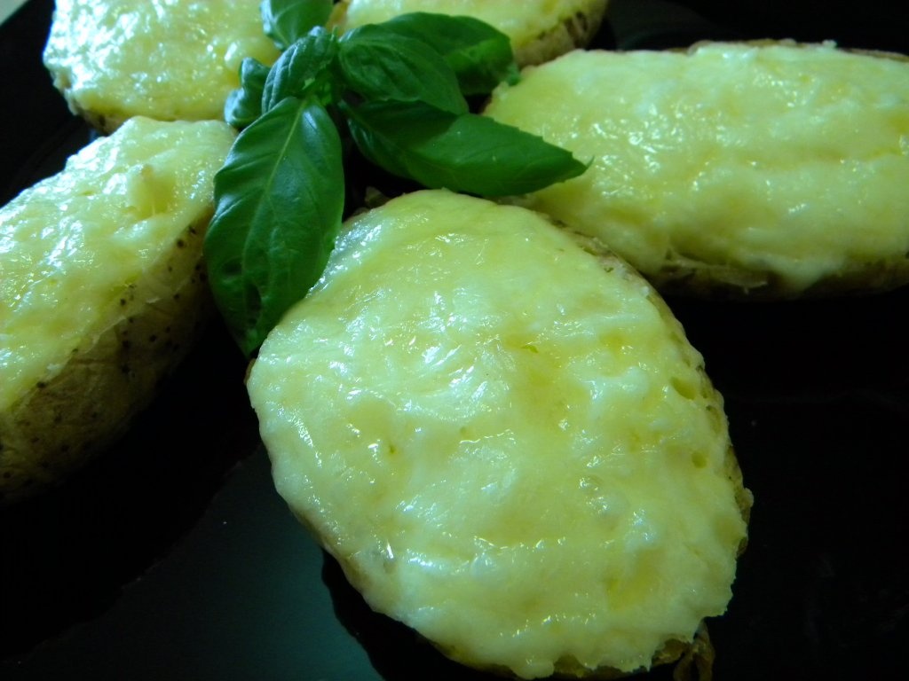 Cartofi copti umpluti cu branza