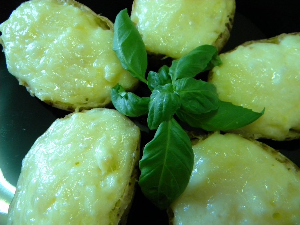 Cartofi copti umpluti cu branza