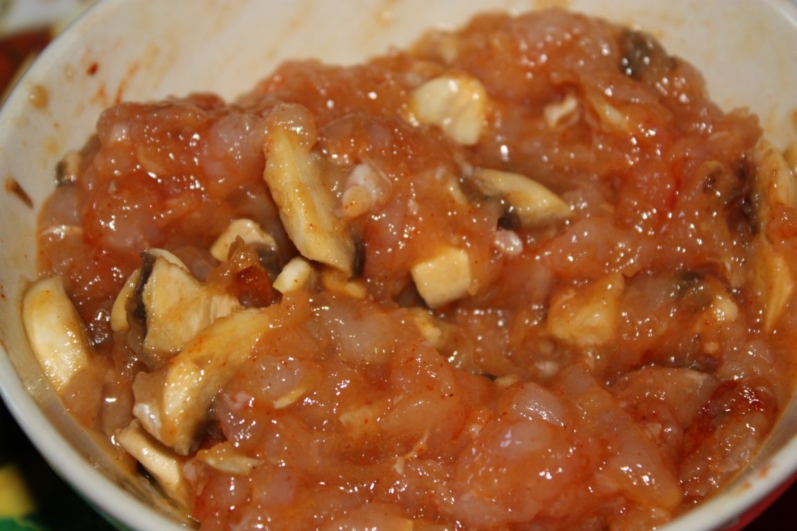 Chiftelute de pui cu ciuperci si garnitura de mazare