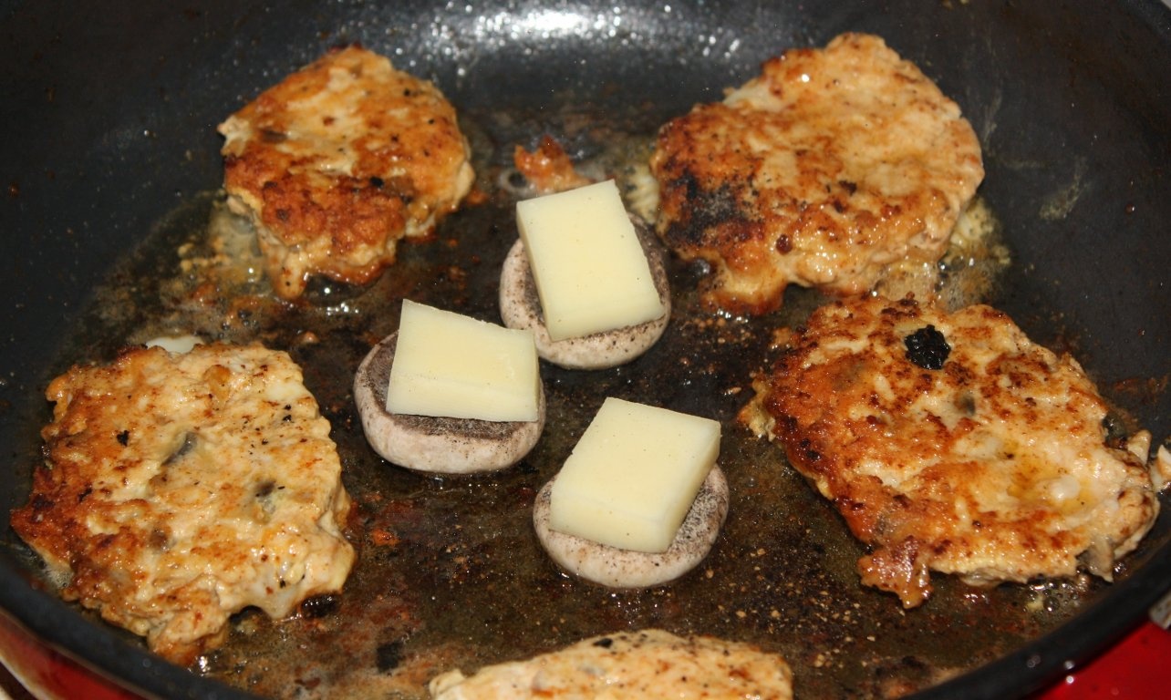 Chiftelute de pui cu ciuperci si garnitura de mazare